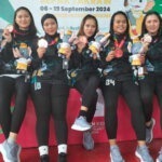 Atlet sepaktakraw putri Sulteng menunjukkan medali perunggu yang berhasil direbutnya di arena PON XXI Aceh-Sumut, Kamis (12/9/2024). (Foto: TIm Media PON Sulteng)