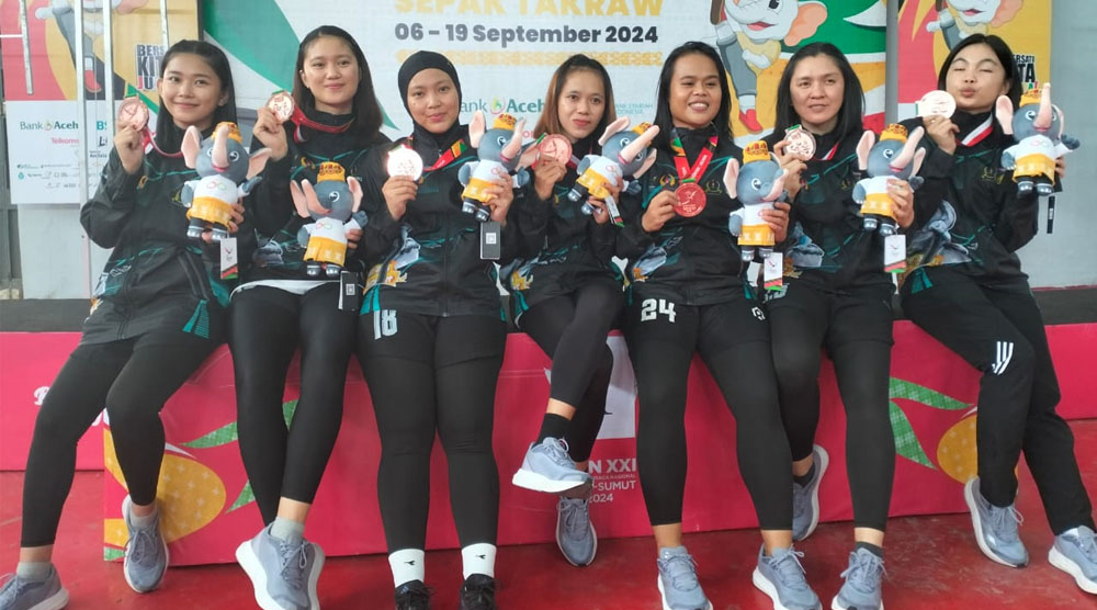 Atlet sepaktakraw putri Sulteng menunjukkan medali perunggu yang berhasil direbutnya di arena PON XXI Aceh-Sumut, Kamis (12/9/2024). (Foto: TIm Media PON Sulteng)