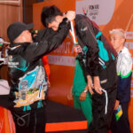 Atlet Muaythai Sulteng, Hikmal mendapat pengalungan medali perunggu pada PON XXI Aceh-Sumut, Selasa (19/2024). (Foto: Tima Media PON Sulteng)