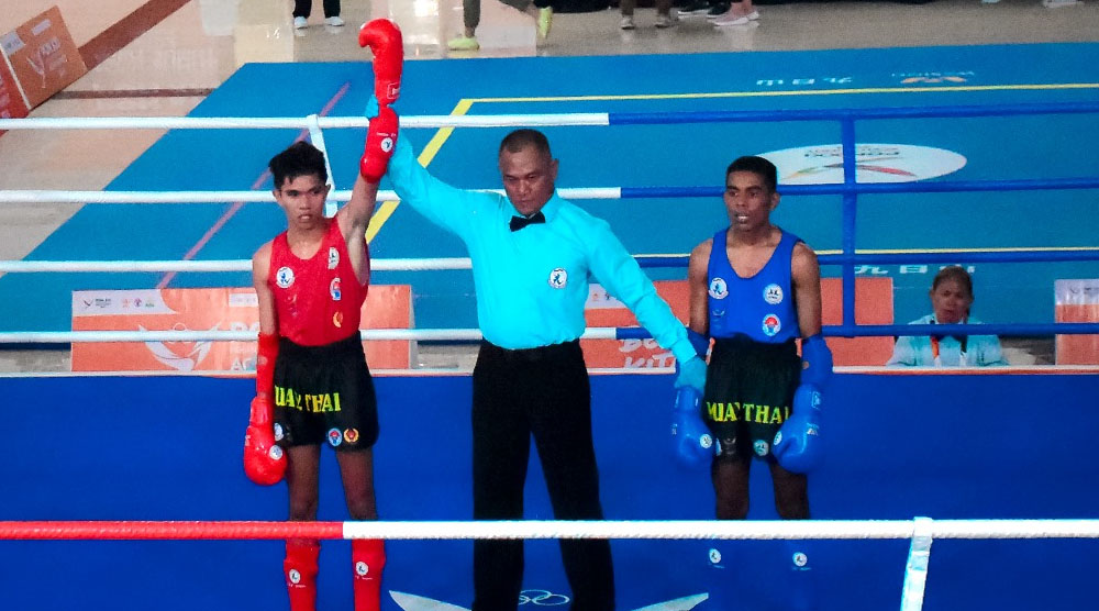 Hikmal (kiri), atlet Muaythai Sulteng memenangkan pertandingan Muaythai kelas 48 kilogram melawan Moses Makarawe dari Maluku di Bale Muse Raya Aceh, Jumat (6/9/2024). (Foto: ist)