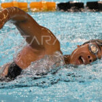 Perenang Sulawesi Tengah Azzahra Permatahani memacu kecepatannya saat final renang 400 meter gaya ganti perorangan putri PON XXI Aceh-Sumut di Kolam Renang Selayang Dispora Sumatera Utara, Medan, Minggu (15/9/2024). Medali emas diraih perenang Sulawesi Tengah Azzahra Permatahani dengan catatan waktu 4 menit 55,50 detik, medali perak diraih Jawa Timur Ressa Kania Dewi dengan catatan waktu 5 menit 04,30 detik, dan medali perunggu diraih DKI Jakarta Elysha Chloe Pribadi dengan catatan waktu 5 menit 08,60 detik. ANTARA FOTO/Nova Wahyudi/rwa. ANTARA FOTO/Nova Wahyudi/rwa.