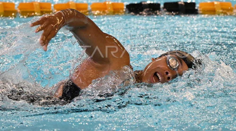 Perenang Sulawesi Tengah Azzahra Permatahani memacu kecepatannya saat final renang 400 meter gaya ganti perorangan putri PON XXI Aceh-Sumut di Kolam Renang Selayang Dispora Sumatera Utara, Medan, Minggu (15/9/2024). Medali emas diraih perenang Sulawesi Tengah Azzahra Permatahani dengan catatan waktu 4 menit 55,50 detik, medali perak diraih Jawa Timur Ressa Kania Dewi dengan catatan waktu 5 menit 04,30 detik, dan medali perunggu diraih DKI Jakarta Elysha Chloe Pribadi dengan catatan waktu 5 menit 08,60 detik. ANTARA FOTO/Nova Wahyudi/rwa. ANTARA FOTO/Nova Wahyudi/rwa.