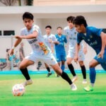Pesepakbola Sulteng menggiring bola dalam laga PON XXI melawan Jateng, Minggu (8/9/2024). Pertandingan ini dimenanhkan tim Sulteng dengan skor 2-1. (Foto: Tim Media PON Sulteng)
