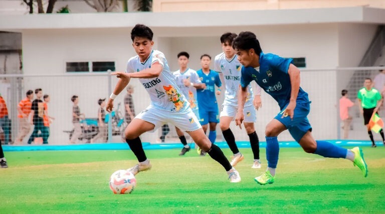 Pesepakbola Sulteng menggiring bola dalam laga PON XXI melawan Jateng, Minggu (8/9/2024). Pertandingan ini dimenanhkan tim Sulteng dengan skor 2-1. (Foto: Tim Media PON Sulteng)