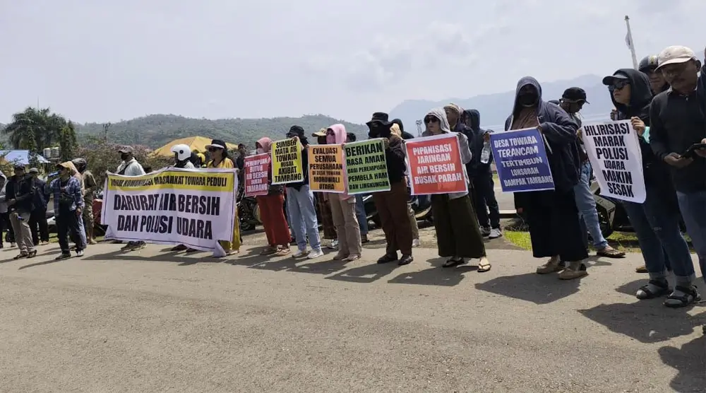 Warga yang tergabung dalam forum kounikasi masyarakt Towura peduli melakukan aksi unjuk rasa di Kantor Bupati Morowali Utara, Kamis (19/9/2024). (Foto: Walhi Sulteng)