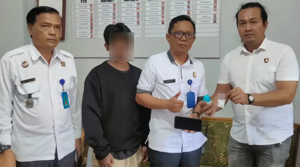 Petugas menunjukkan barang bukti paket sabu bersama terduga pelaku di Lapas Kelas IIB Luwuk, Rabu (25/9/2024). (Foto: Humas Lapas Luwuk)