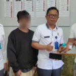 Petugas menunjukkan barang bukti paket sabu bersama terduga pelaku di Lapas Kelas IIB Luwuk, Rabu (25/9/2024). (Foto: Humas Lapas Luwuk)