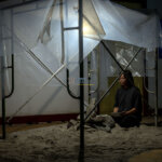 Eka Wahyuni, seniman asal Berau, Kaltim melakukan performance art pada Presentasi Publik 'Spotless Future' di Gedung Juang Palu, Sulawesi Tengah, Senin (16/9/2024). bmzIMAGES/Basri Marzuki