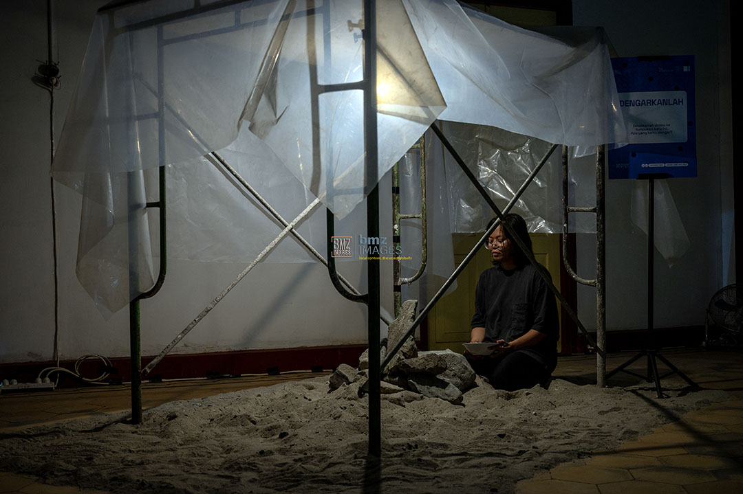 Eka Wahyuni, seniman asal Berau, Kaltim melakukan performance art pada Presentasi Publik 'Spotless Future' di Gedung Juang Palu, Sulawesi Tengah, Senin (16/9/2024). bmzIMAGES/Basri Marzuki