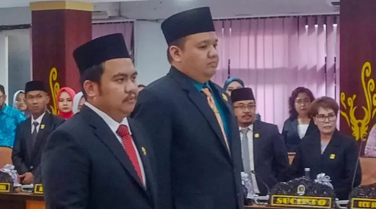 Pengambilan sumpah Ketua DPRD dan Wakil Ketua DPRD Kota Palu, Rico AT Djanggola (kanan) dan Moh Anugrah Pratama (kiri) di Ruang Utama DPRD Kota Palu, Jumat (27/9/2024). (Foto: ist)