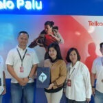 Penyerahan bingkisan kepada pelanggan setiap pad aHari Pelanggan Nasional oleh Telkomsel GraPARI Palu, Rabu (4/9/2024). (Foto: Telkomsel)