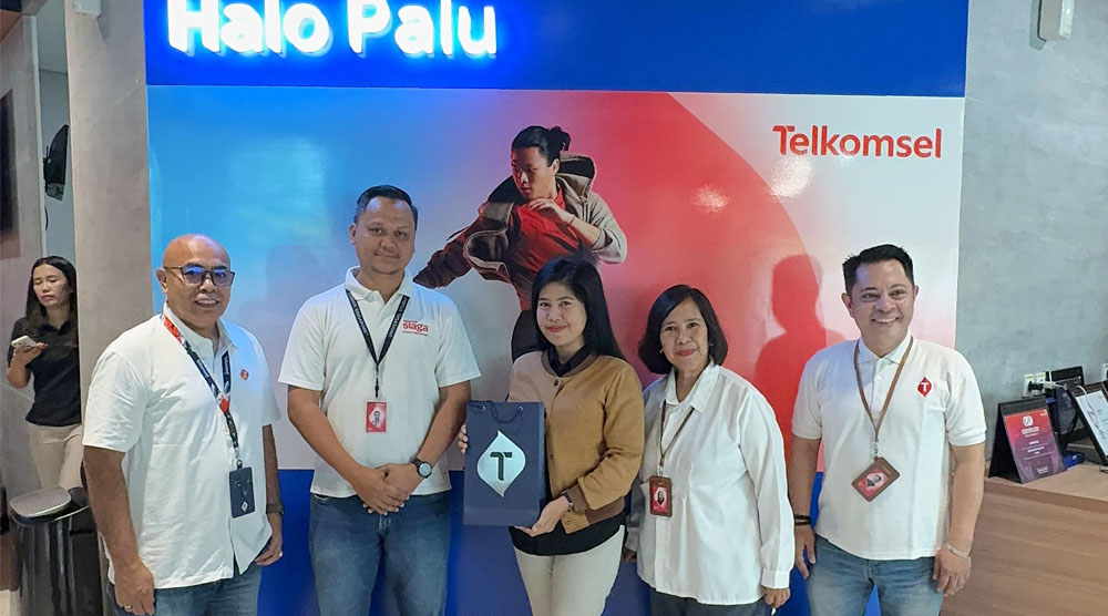 Penyerahan bingkisan kepada pelanggan setiap pad aHari Pelanggan Nasional oleh Telkomsel GraPARI Palu, Rabu (4/9/2024). (Foto: Telkomsel)