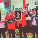 Pasangan calon menunjukkan nomor urut masing-masing pada pengundian di Kantor KPU Sulteng Senin (23/9/2024). (Foto: Yamin/MediaAlkhairaat)