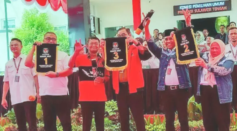 Pasangan calon menunjukkan nomor urut masing-masing pada pengundian di Kantor KPU Sulteng Senin (23/9/2024). (Foto: Yamin/MediaAlkhairaat)