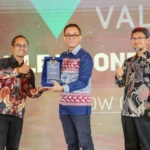 Direktur & Chief of Sustainability and Corporate Affairs Offices (CSCAO) PT Vale Indonesia, Bernardus Irmanto menerima tropi penghargaan pada ajang ESPA 2024 di Semarang, Sabtu (31/8/2024). (Foto: PT Vale Indonesia)