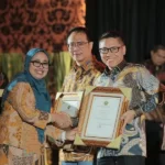 Head of HSOR, Environment and Sustainability Operation PT Vale Muhammad Adli Lubis (kedua kanan) menerima penghargaan GMP Award 2024 dari Kementerian ESDM di Jakarta, Rabu (24/9/2024). (Foto: HO-PT Vale Indonesia)