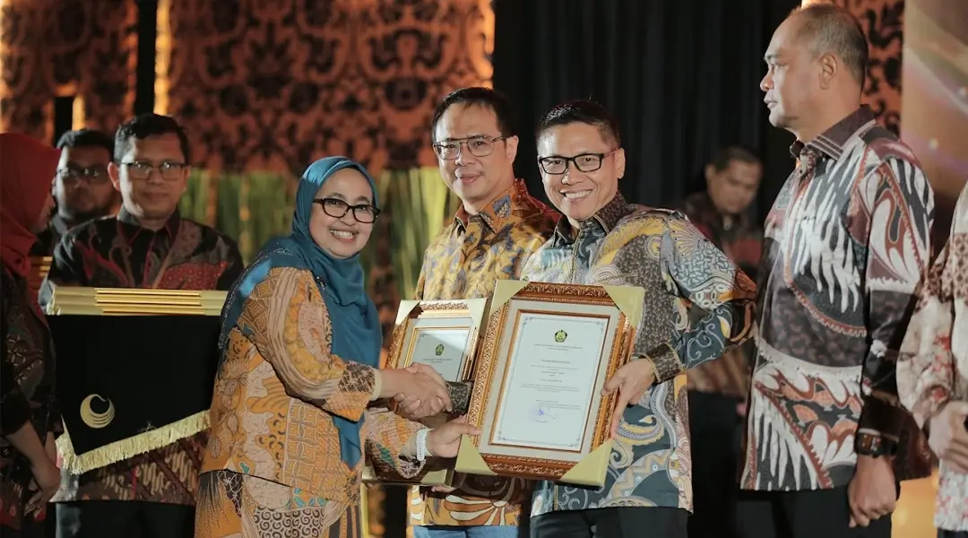 Head of HSOR, Environment and Sustainability Operation PT Vale Muhammad Adli Lubis (kedua kanan) menerima penghargaan GMP Award 2024 dari Kementerian ESDM di Jakarta, Rabu (24/9/2024). (Foto: HO-PT Vale Indonesia)