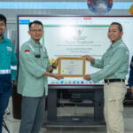 Penyerahan penghargaan PHP/AIDS kepada PT Vale Indonesia atas dukungan dalam pencegahan dan penanggulangan HID/AIDS d lingkungan kerja. (Foto: PT Vale Indonesia)