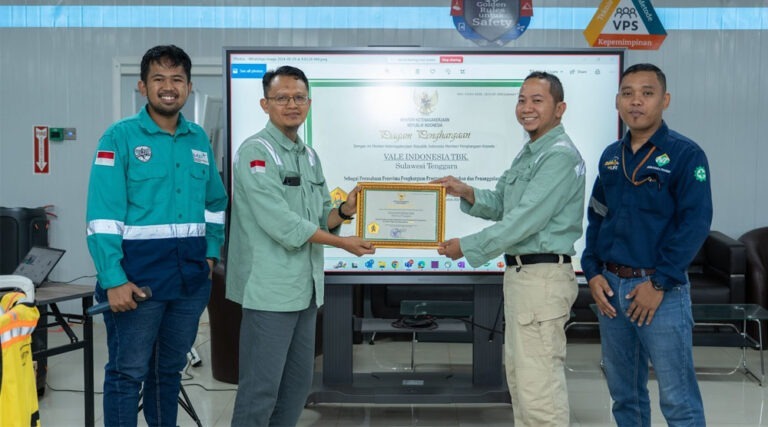 Penyerahan penghargaan PHP/AIDS kepada PT Vale Indonesia atas dukungan dalam pencegahan dan penanggulangan HID/AIDS d lingkungan kerja. (Foto: PT Vale Indonesia)