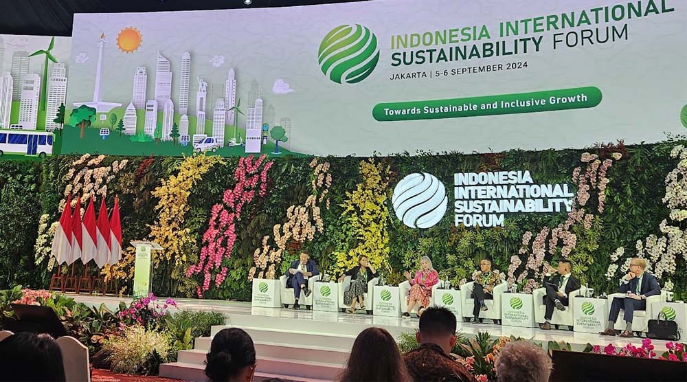 Direktur dan Chief of Sustainability and Corporate Affairs Officer PT Vale, Bernardus Irmanto (tengah) pada Indonesia International Sustainability Forum (ISF) 2024 di Jakarta, Jumat (5/9/2024). (Foto: PT Vale Indonesia)