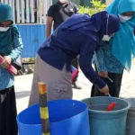 Tim juri melakukan penilaian pada lomba kebersihan dasawisma di Desa Onepute Jaya, Morowali. (Foto: HO-PT Vale Indonesia)
