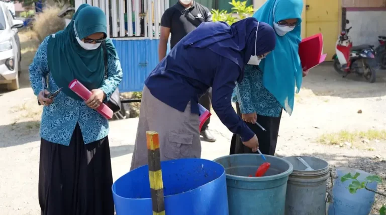 Tim juri melakukan penilaian pada lomba kebersihan dasawisma di Desa Onepute Jaya, Morowali. (Foto: HO-PT Vale Indonesia)