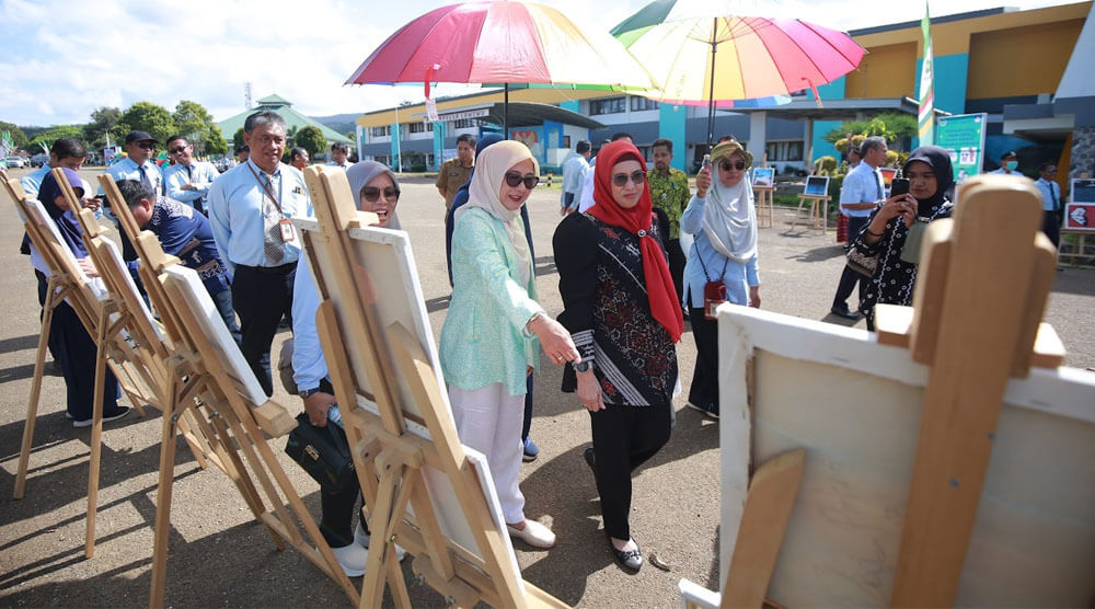 Pengunjung memperhatikan foto-foto yang dipamerkan pada peluncuran program sekolah bertaraf internasional oleh Yayasan Pendidikas Sorowako yang dinaungi oleh Pt Vale Indonesia di Sorowako, Luwu Timur, Selasa (9/9/2024). (Foto: PT Vale Indonesia)