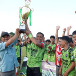 Penyerahan piala kepada pemenang kompetisi sepakbola Vale Cup 2024 di Morowali, (11/9/2024). (Foto: PT Vale Indonesia)