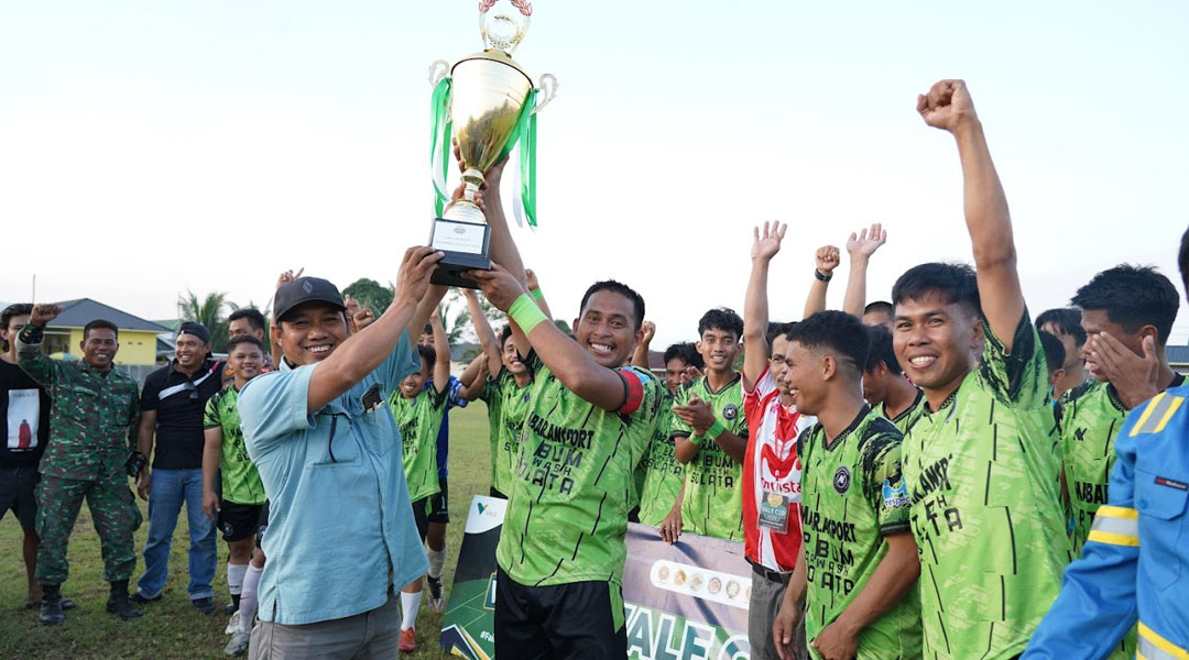 Penyerahan piala kepada pemenang kompetisi sepakbola Vale Cup 2024 di Morowali, (11/9/2024). (Foto: PT Vale Indonesia)