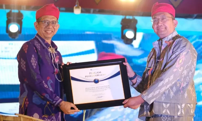 Kepala Perwakilan Bank Indonesia Sulteng, Rony Hartawan (kanan) bersama Kakanwil KemenkumHam SUlteng, Herman Siregar di arena Festival Danau Poso, Jumat (11/10/2024). (Foto: BI Sulteng)