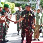 Danrem 132 Tadulako, Brigjen TNI Deni Guanwan (tengah) saat tiba dalam kunjungan kerja di Banggai, Sulawesi Tengah, Senin (14/10.2024). (Foto: Penrem 132/Tdl)