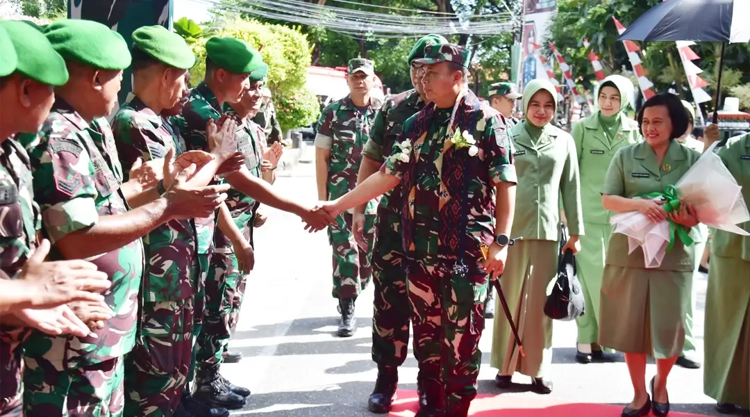 Danrem 132 Tadulako, Brigjen TNI Deni Guanwan (tengah) saat tiba dalam kunjungan kerja di Banggai, Sulawesi Tengah, Senin (14/10.2024). (Foto: Penrem 132/Tdl)