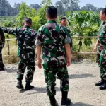 Danrem 132 Tadulako, Brigjen TNI Deni Gunawan (kanan) saat berada di KPN Dea Talaga, Damsol, Donggala, Kamis (24/10/2024). (Foto: Penrem 132/Tdl)