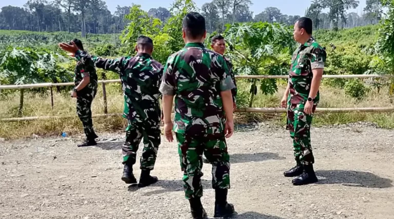 Danrem 132 Tadulako, Brigjen TNI Deni Gunawan (kanan) saat berada di KPN Dea Talaga, Damsol, Donggala, Kamis (24/10/2024). (Foto: Penrem 132/Tdl)