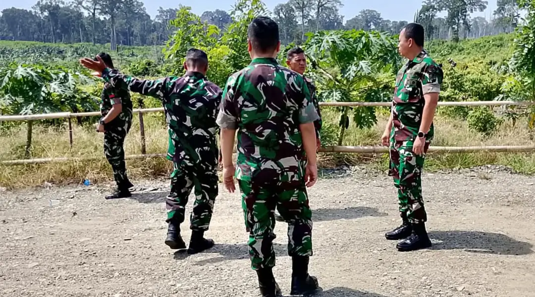 Danrem 132 Tadulako, Brigjen TNI Deni Gunawan (kanan) saat berada di KPN Dea Talaga, Damsol, Donggala, Kamis (24/10/2024). (Foto: Penrem 132/Tdl)