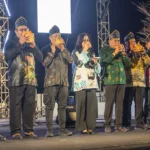 Kadis Pariwisata Sulteng, Diah Agustiningsih (tengah) mewakili Pjs Gubernur Sulteng bersama Pjs Bupati Banggai, Raziras Rahamdillah (kedua kiri) meniup kerang menandai pembukaan Festival Teluk Lalong di RTH Teluk Lalong, Luwuk, Banggai, Rabu (30/10/2024). (Foto: bmzIMAGES/Basri Marzuki)