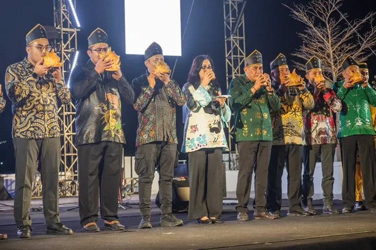 Kadis Pariwisata Sulteng, Diah Agustiningsih (tengah) mewakili Pjs Gubernur Sulteng bersama Pjs Bupati Banggai, Raziras Rahamdillah (kedua kiri) meniup kerang menandai pembukaan Festival Teluk Lalong di RTH Teluk Lalong, Luwuk, Banggai, Rabu (30/10/2024). (Foto: bmzIMAGES/Basri Marzuki)