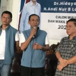 Calon Wali Kota Palu, Hidayat (tengah) bersama calon Wakil Wali Kota, Andi Nur B Lamakarate (kiri) dan Ketua Tim Pemenangan Handal, Armin (kanan). (Foto: Tim Media Handal)