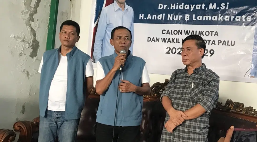 Calon Wali Kota Palu, Hidayat (tengah) bersama calon Wakil Wali Kota, Andi Nur B Lamakarate (kiri) dan Ketua Tim Pemenangan Handal, Armin (kanan). (Foto: Tim Media Handal)