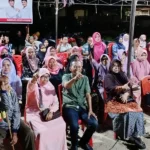 Sejumlah Tokoh Masyarakat, Pemuda dan Tokoh Perempuan di Kelurahan Lasoani berfoto dan mengangkat jari telunjuk 1 sebagai bentuk dukungan politik kepada Hidayat dan Andi Nur B Lamakarate, Rabu (16/10/2024). (Foto: Tim Media HANDAL)