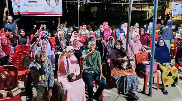 Sejumlah Tokoh Masyarakat, Pemuda dan Tokoh Perempuan di Kelurahan Lasoani berfoto dan mengangkat jari telunjuk 1 sebagai bentuk dukungan politik kepada Hidayat dan Andi Nur B Lamakarate, Rabu (16/10/2024). (Foto: Tim Media HANDAL)