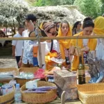 Sejumlah Turis mancanegara melihat-lihat hasil kerajinan tangan pelaku usaha kecil di lokasi wisata Uventumbu saat kegiatan Pemkot Palu beberapa tahun silam. Pelaku usaha tersebut merupakan hasil pendampingan dan diberi dukungan permodalan oleh Pemerintah Kota Palu yang saat itu dijabat Hidayat sebagai Wali Kota 2016-2021. (Foto: Handal Media Partner)