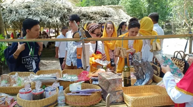 Sejumlah Turis mancanegara melihat-lihat hasil kerajinan tangan pelaku usaha kecil di lokasi wisata Uventumbu saat kegiatan Pemkot Palu beberapa tahun silam. Pelaku usaha tersebut merupakan hasil pendampingan dan diberi dukungan permodalan oleh Pemerintah Kota Palu yang saat itu dijabat Hidayat sebagai Wali Kota 2016-2021. (Foto: Handal Media Partner)