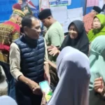 Sejumlah ibu rumah tangga di Watutela Kelurahan Tondo berdesakan ingin bersalaman dengan calon Wali Kota Palu 2024-2029, Dr Hidayat MSi. Mereka berharap jika sosok yang mereka idolakan itu terpilih, dapat mengakomodir harapan mereka untuk dibangunkan pasar. (Foto: Handal Media Partner)