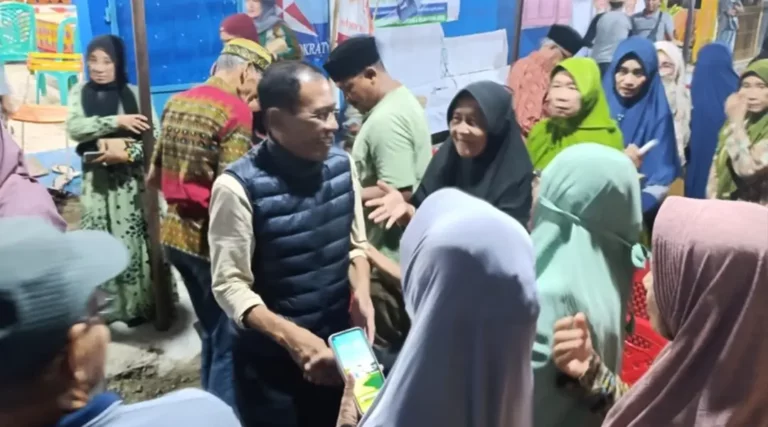 Sejumlah ibu rumah tangga di Watutela Kelurahan Tondo berdesakan ingin bersalaman dengan calon Wali Kota Palu 2024-2029, Dr Hidayat MSi. Mereka berharap jika sosok yang mereka idolakan itu terpilih, dapat mengakomodir harapan mereka untuk dibangunkan pasar. (Foto: Handal Media Partner)