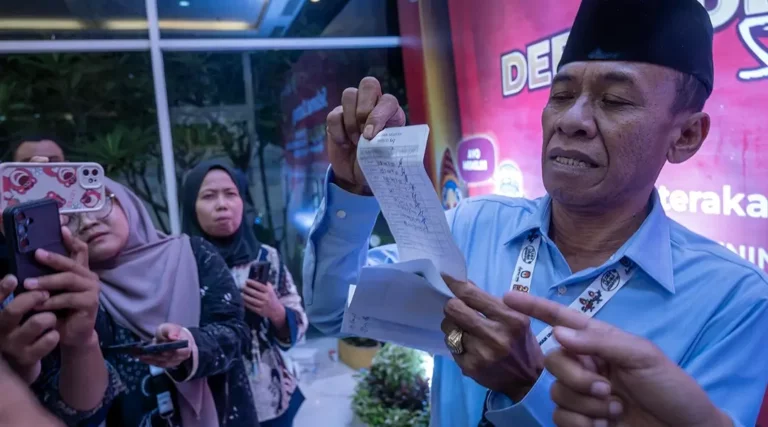 Hidayat menunjukkan nota pembayaran sampah usai debat Pilkada Kota Palu, Senin (21/10/2024). (Foto; bmz)