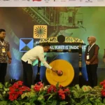 Asisten Bidang Perekonomian dan Pembangunan Setdaprov Sulteng Rudi Dewanto (ketiga kiri) didampingi Direktur Trasnsformasi untuk Keadilan Indonesia (TUK) Linda Rosalina (ketiga kanan), Direktur Eksekutif Indonesia CERAH Agung Budiono (kedua kiri), Ketua Tim Kerja Pengembangan Program Transformasi Industri Hijau Kementerian Perindustrian Achmad Taufik (kanan) memukul gong menandai pembukaan Konferensi Nasional Mineral Kritis Indonesia di Palu, Sulawesi Tengah, Rabu (9/10/2024). Konferensi yang digelar oleh 15 organisasi masyarakat sipil yang dihadiri berbagai pemangku kepentingan baik pemerintah pusat dan daerah, maupun akademisi, organisasi masyarakat sipil, serikat buruh dan kelompok masyarakat terdampak itu dimaksudkan untuk menelaah secara kritis aspek keadilan sosial, lingkungan, dan praktik tata kelola industri pertambangan mineral kritis di Indonesia dan diharapkan akan dihasilkan rekomendasi-rekomendasi mineral kritis bagi pemerintahan baru. (bmzIMAGES/Basri Marzuki)