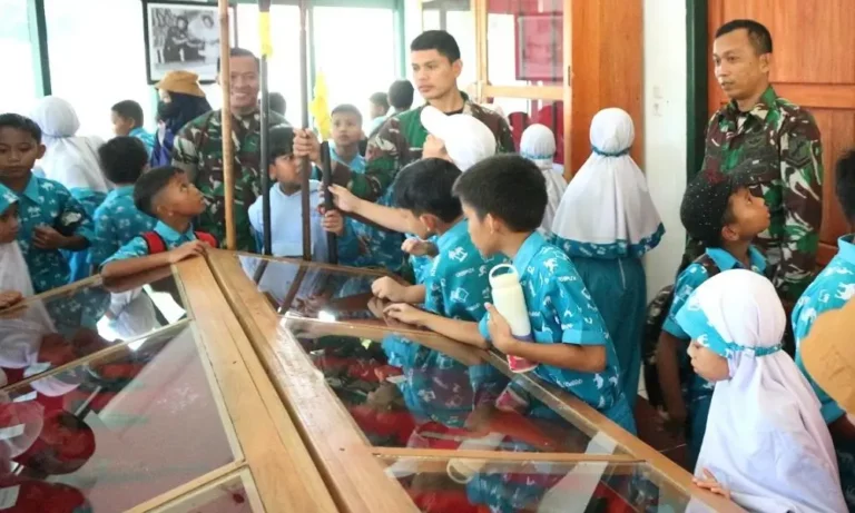 Sejumlah siswa mengikuti kelas inspirasi di Korem 132 Tadulako, Rabu (23/10/2024). (Foto: Penrem 132/TDL)