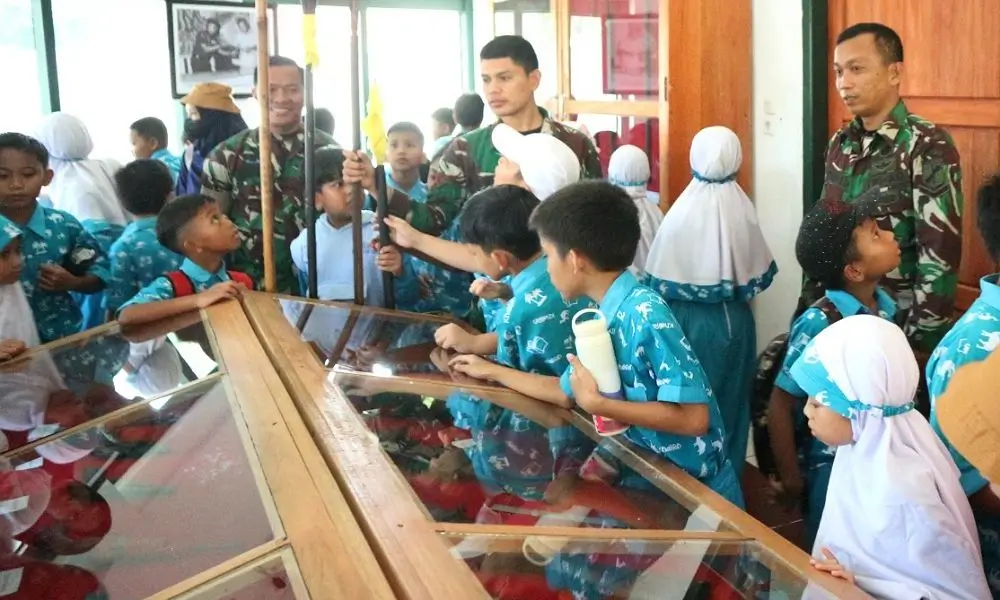 Sejumlah siswa mengikuti kelas inspirasi di Korem 132 Tadulako, Rabu (23/10/2024). (Foto: Penrem 132/TDL)
