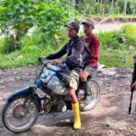Personel Satgas Operasi Madago Raya menghentikan pengendara di salah satu Pos Kamtibmas di Poso, Sabtu (5/10/2024). (Foto: Humas Satgas Ops Madago Raya)
